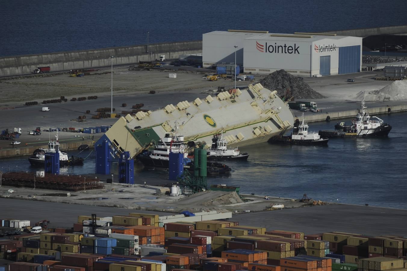 El &#039;Modern Express&#039;, a la espera de ser trasladado a otro muelle