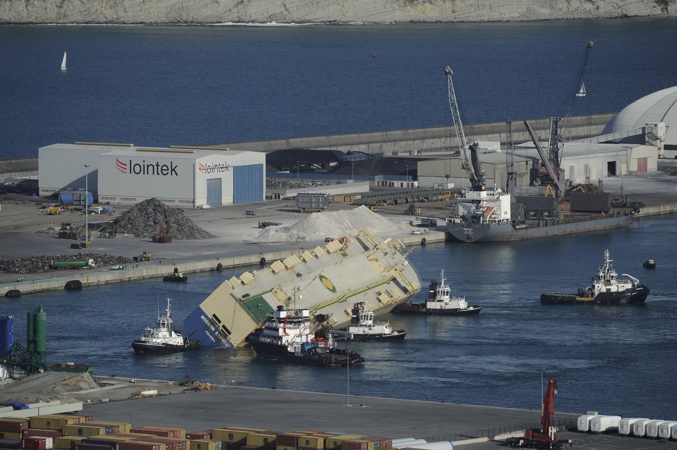 El &#039;Modern Express&#039;, a la espera de ser trasladado a otro muelle