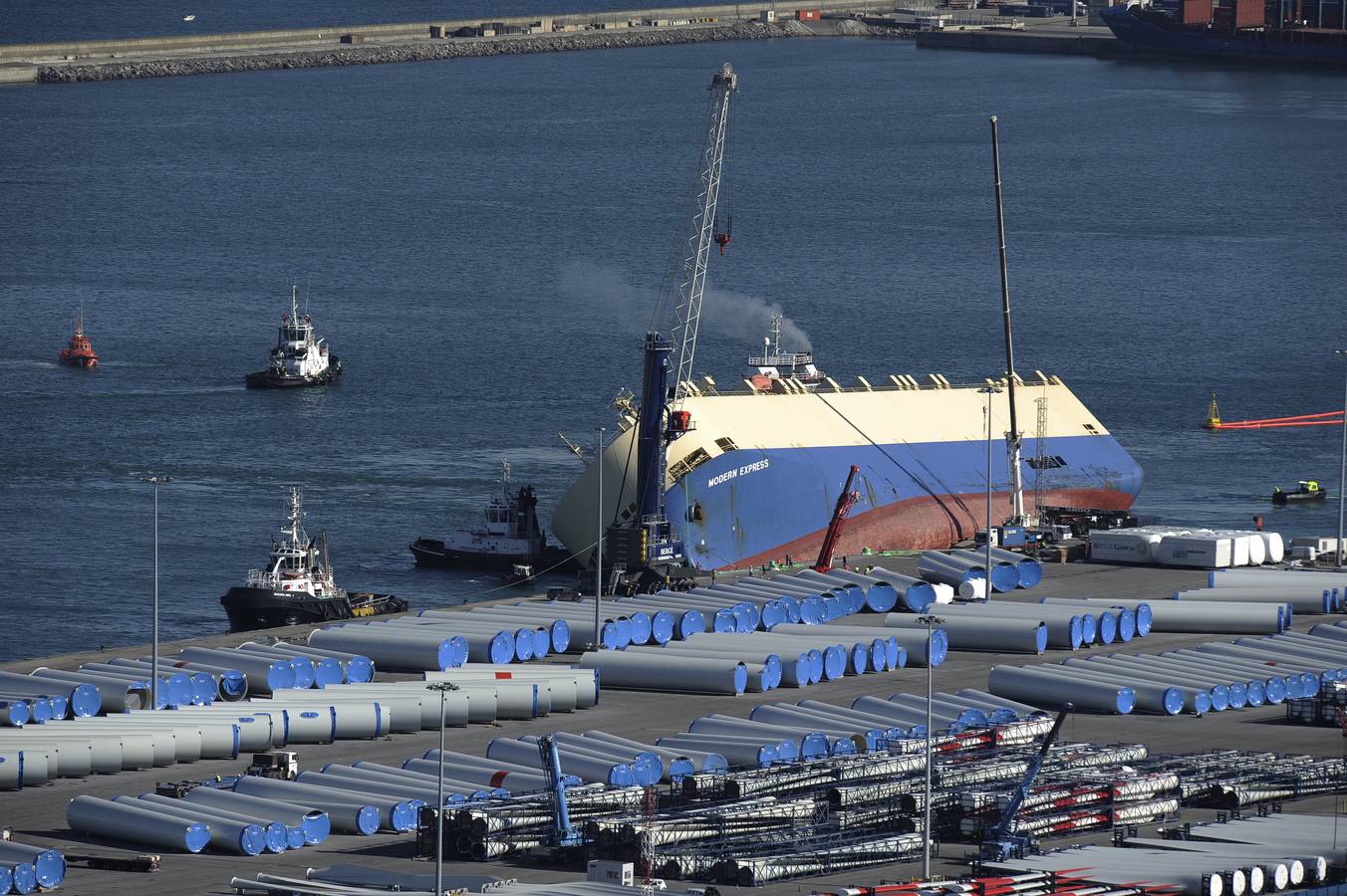 El &#039;Modern Express&#039;, a la espera de ser trasladado a otro muelle