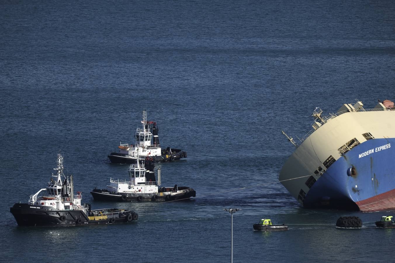 El &#039;Modern Express&#039;, a la espera de ser trasladado a otro muelle