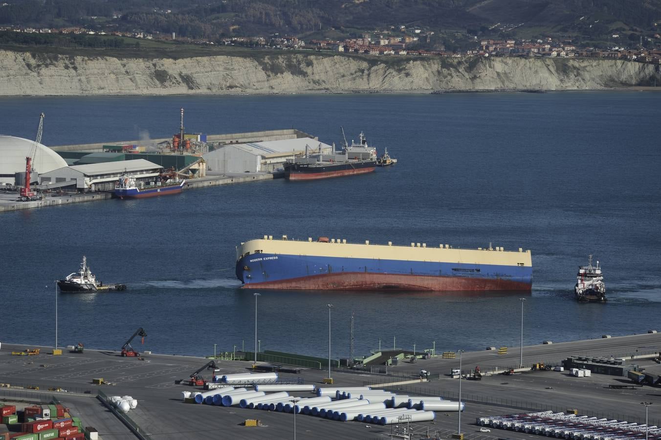 El &#039;Modern Express&#039;, a la espera de ser trasladado a otro muelle