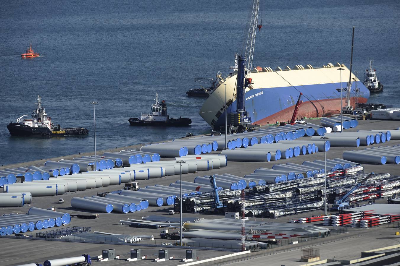 El &#039;Modern Express&#039;, a la espera de ser trasladado a otro muelle