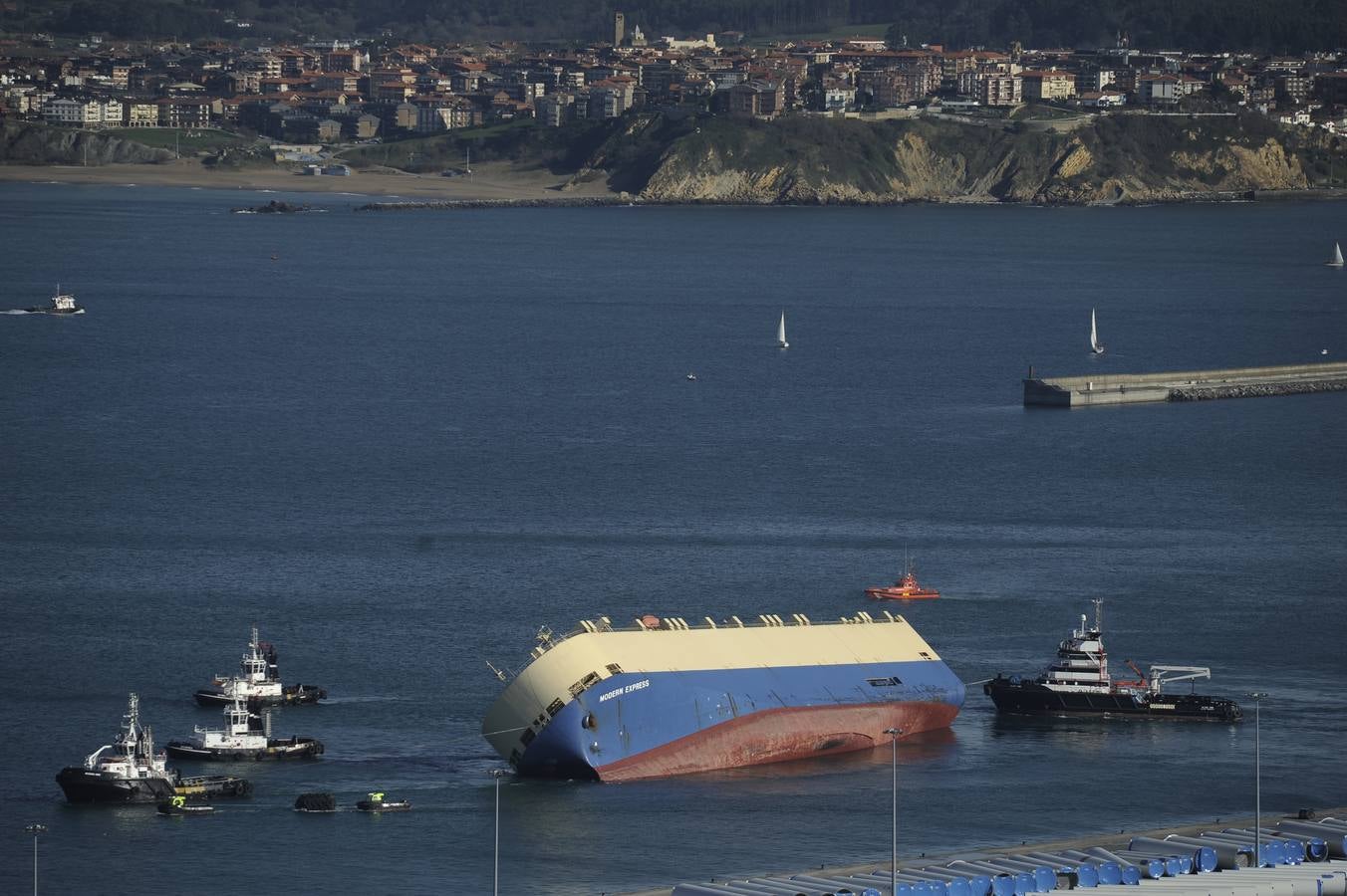 El &#039;Modern Express&#039;, a la espera de ser trasladado a otro muelle