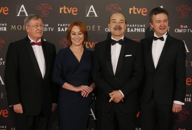 El presidente de la Academia del Cine, Antonio Resines (segundo por la derecha), junto a la vicepresidenta primera, Gracia Querejeta, y el vicepresidente segundo Edmon Roch (primero por la derecha)