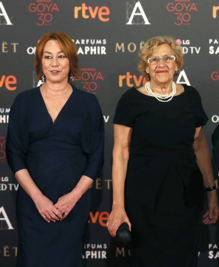 La vicepresidenta primera de la Academia del Cine, Gracia Querejeta (i), junto a la alcaldesa de Madrid, Manuela Carmena. 