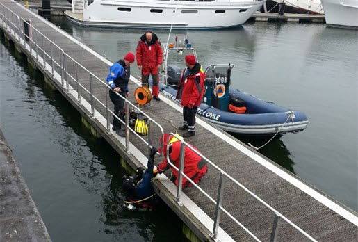 Diciembre de 2013. Buzos del cuerpo de protección civil belga peinan el río Escalda.Los perros entrenados para este tipo de operaciones reaccionan positivamente en una zona del muelle Bonaparte -cerca de donde Egiluz fue visto por última vez- y deciden centrarse en esta zona.