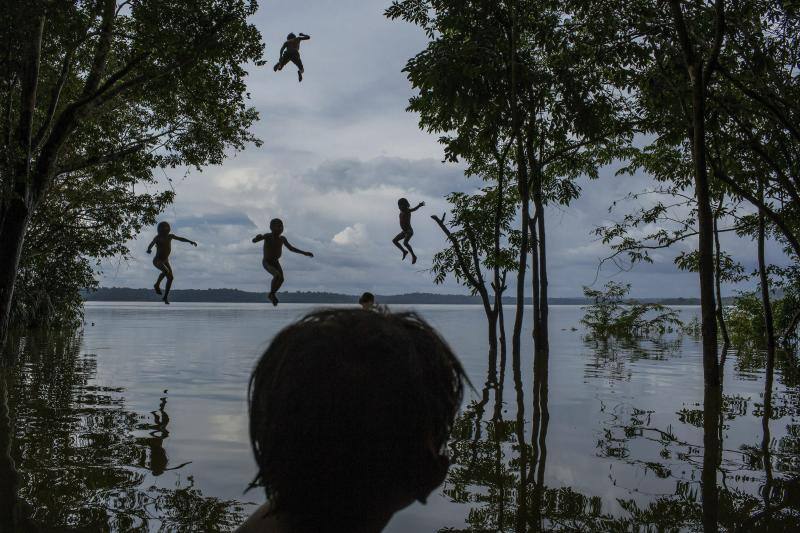 La fotografía muestra a un grupo de niños de la tribu Munduruku jugando en el río Tapajos en Itaituba (Brasil). Segundo premio individual de Vida Cotidiana.