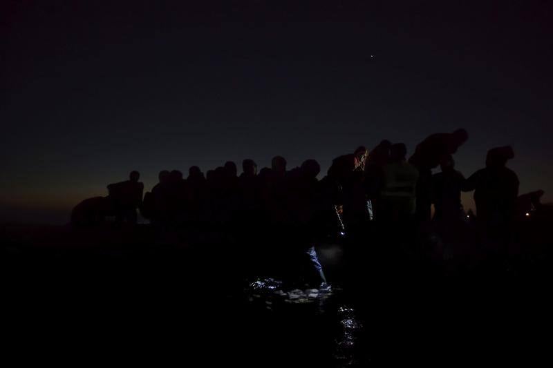 Un grupo de refugiados viajando por la noche para evitar ser detenidos, en la isla de Lesbos (Grecia). Segundo premio de Noticias de Actualidad.