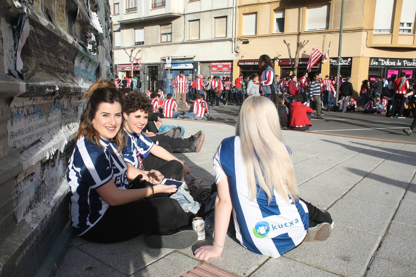 Buen ambiente en las calles de Bilbao antes del berdi