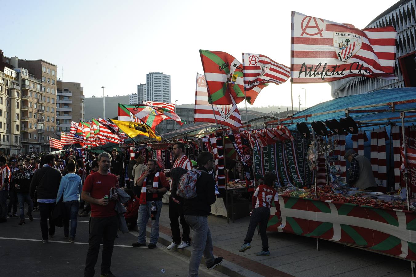 Buen ambiente en las calles de Bilbao antes del berdi