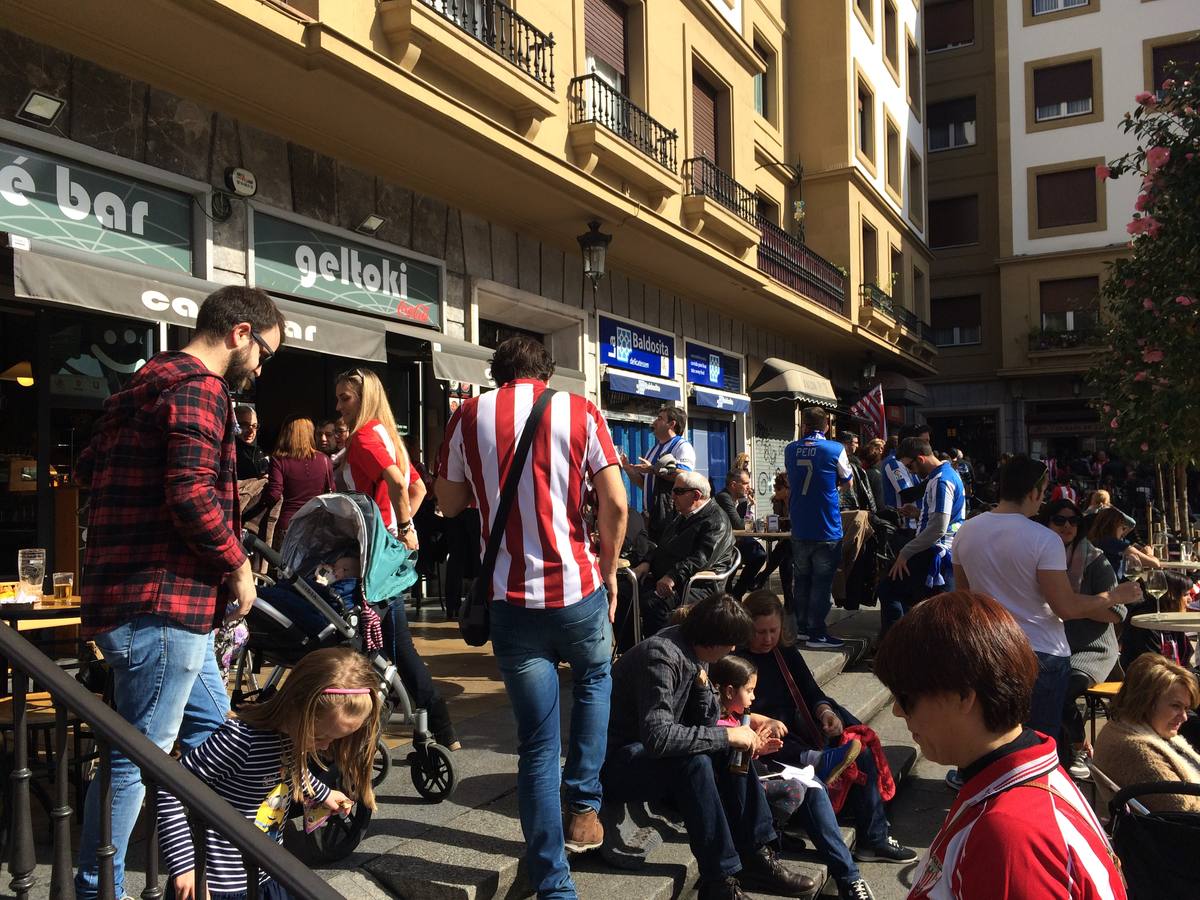 Buen ambiente en las calles de Bilbao antes del berdi