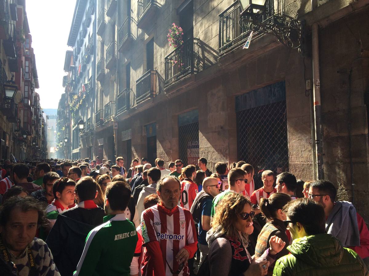 Buen ambiente en las calles de Bilbao antes del berdi