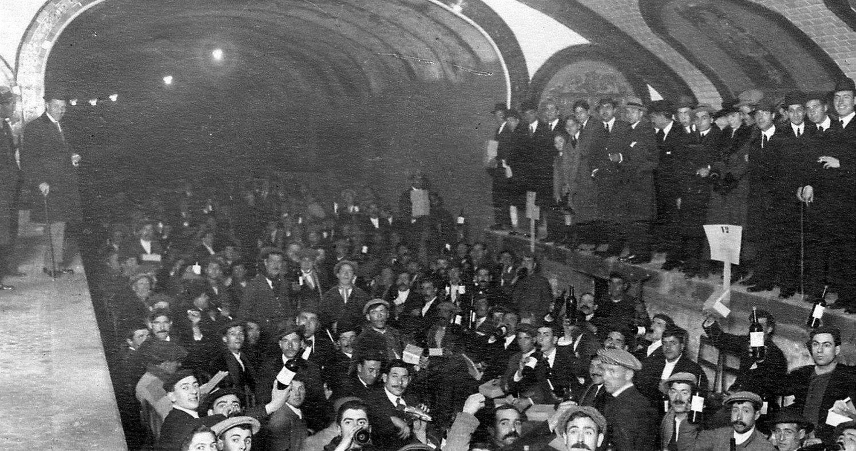 La concesionaria festeja con un ágape a los obreros la finalización de los túneles.