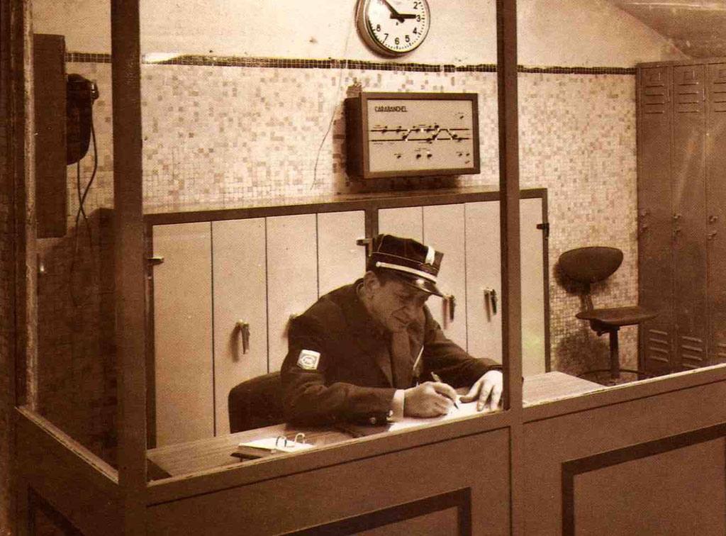 Cabina del jefe de estación, la máxima autoridad en el metro madrileño.