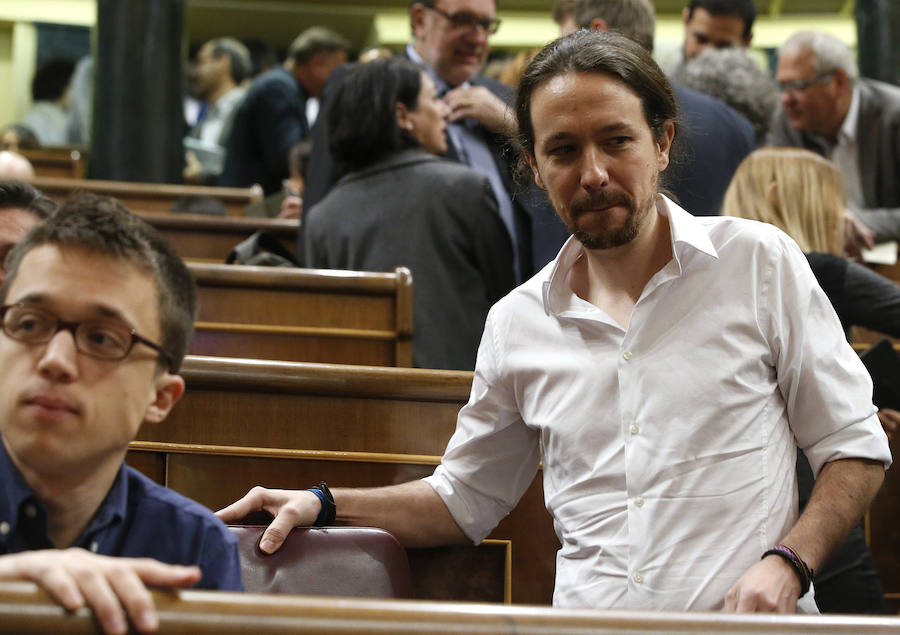 Los líderes de Podemos Pablo Iglesias e Íñigo Errejón ocupan su asiento en el Congreso de los Diputados.