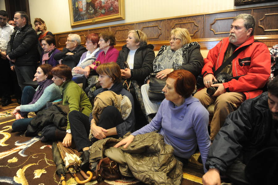 Homenaje en el Ayuntamiento a los familiares del 3 de Marzo