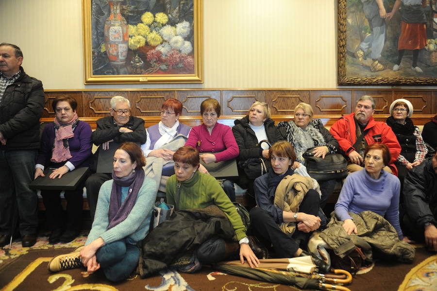 Homenaje en el Ayuntamiento a los familiares del 3 de Marzo