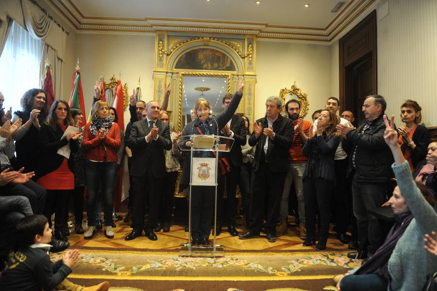 Homenaje en el Ayuntamiento a los familiares del 3 de Marzo