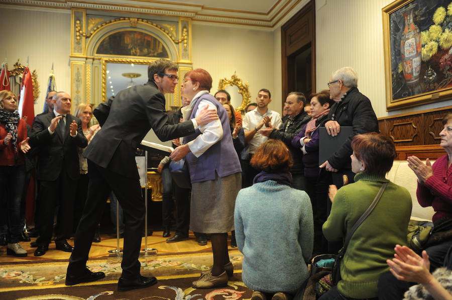 Homenaje en el Ayuntamiento a los familiares del 3 de Marzo