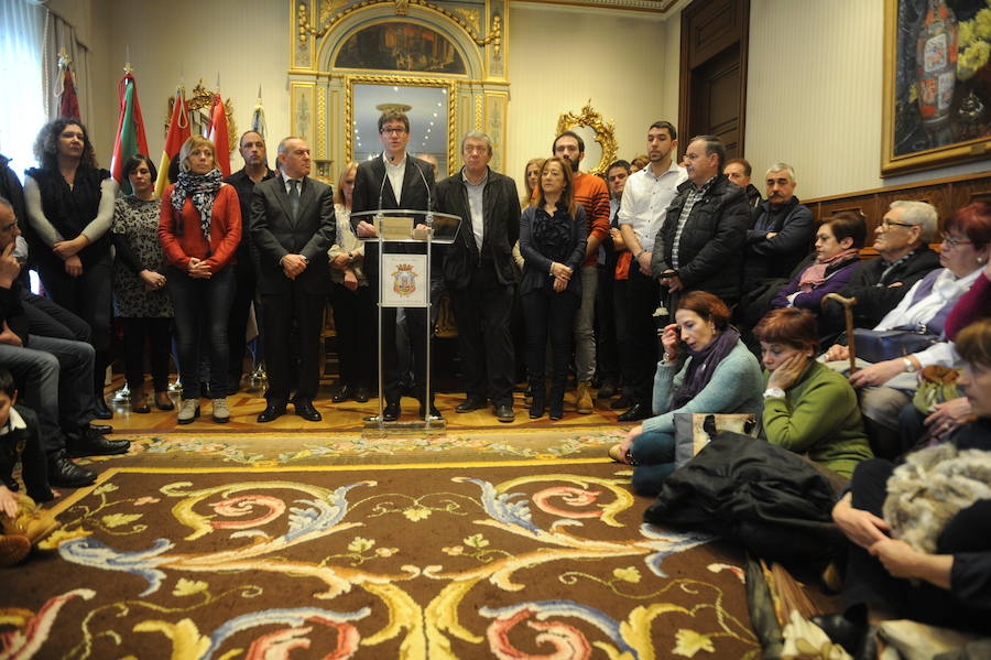 Homenaje en el Ayuntamiento a los familiares del 3 de Marzo