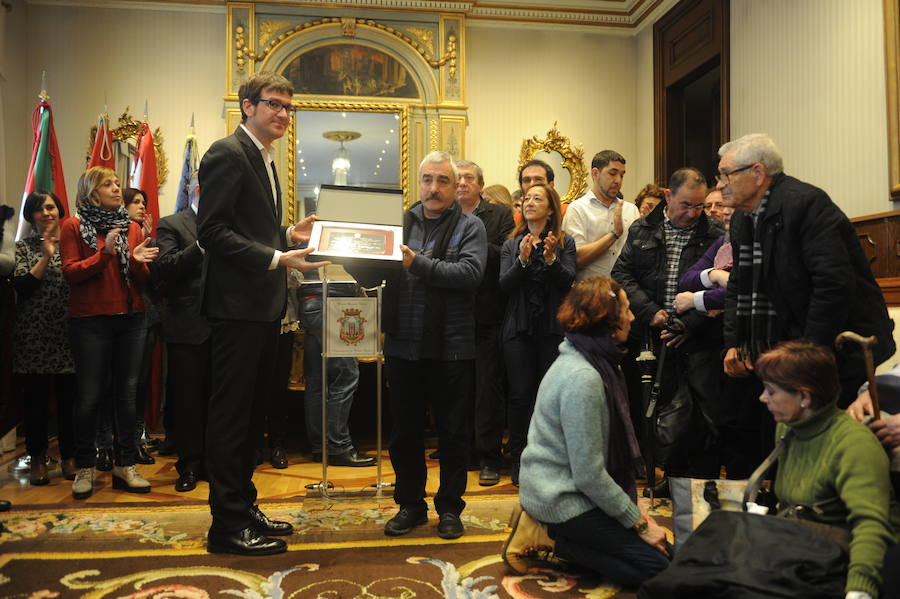 Homenaje en el Ayuntamiento a los familiares del 3 de Marzo