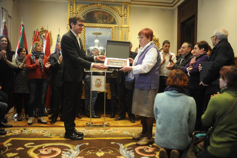 Homenaje en el Ayuntamiento a los familiares del 3 de Marzo