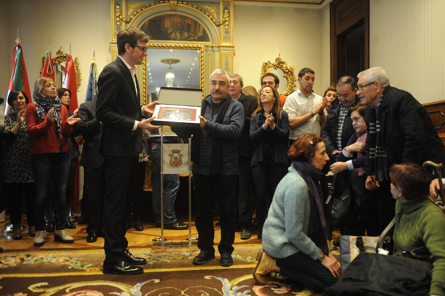 Homenaje en el Ayuntamiento a los familiares del 3 de Marzo