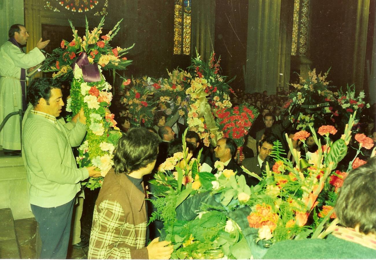 <photo-group>
<photo-alt3 fileref="http://www.elcorreo.com/multimedia/201603/03/media/funeralop/12.jpg" height="900">
<h3>
<a href="http://www.elcorreo.com/fotos/araba/201603/03/funeral-victimas-tres-marzo-30123850884923-mm.xml">
</a>
</h3>
<photo-caption/>
</photo-alt3>
</photo-group>