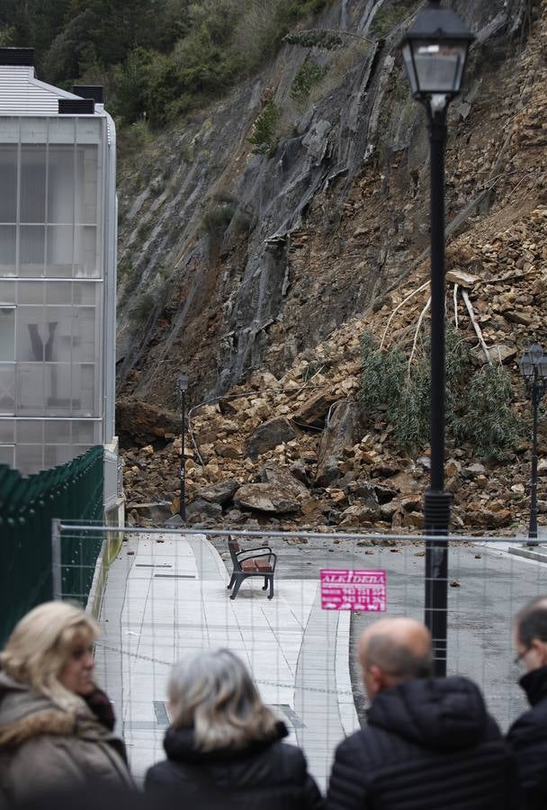 La ladera de Ondarroa sufre un gran desprendimiento que alcanza a las viviendas