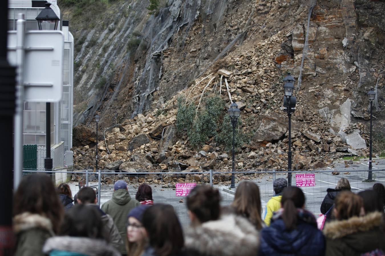 La ladera de Ondarroa sufre un gran desprendimiento que alcanza a las viviendas