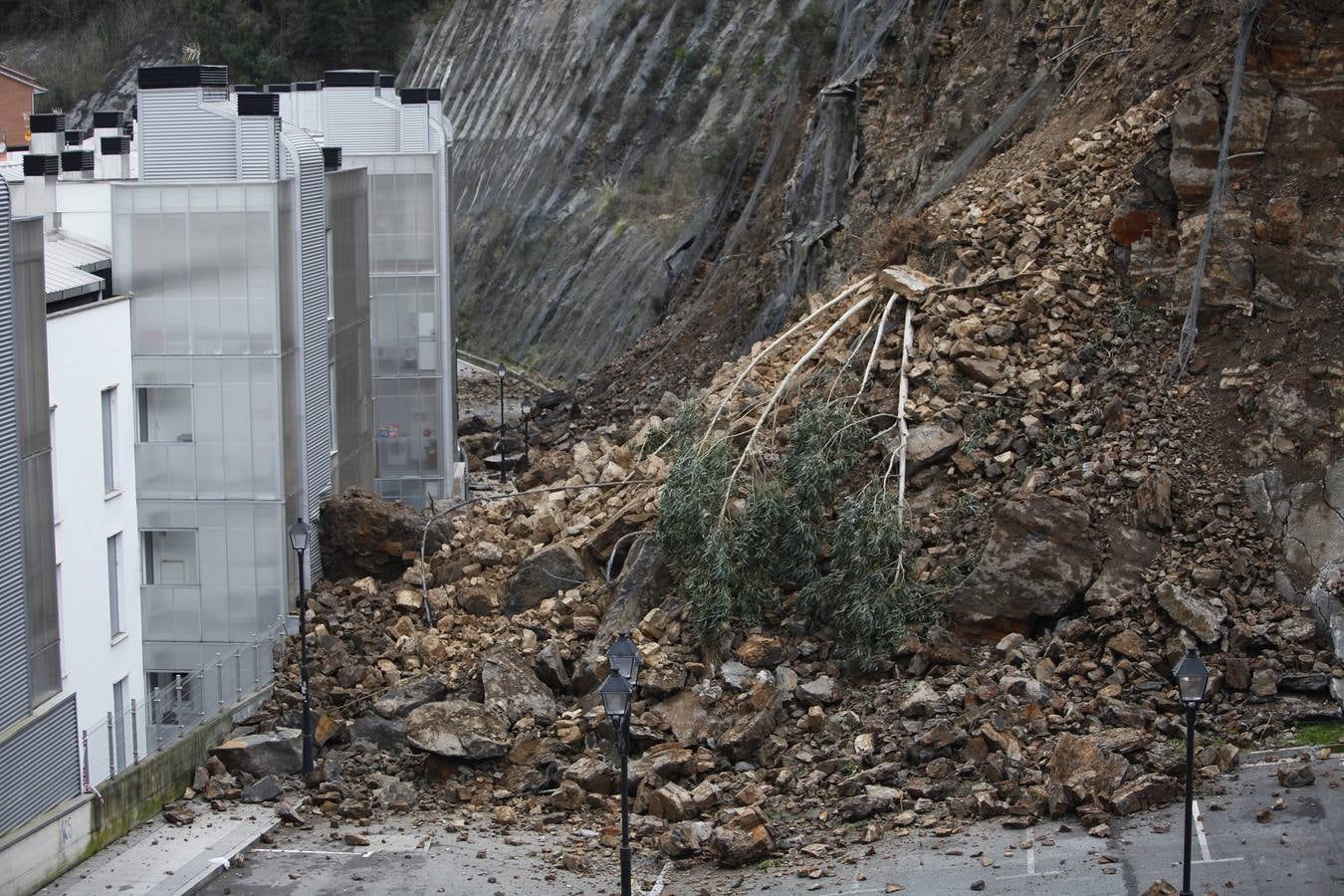 La ladera de Ondarroa sufre un gran desprendimiento que alcanza a las viviendas