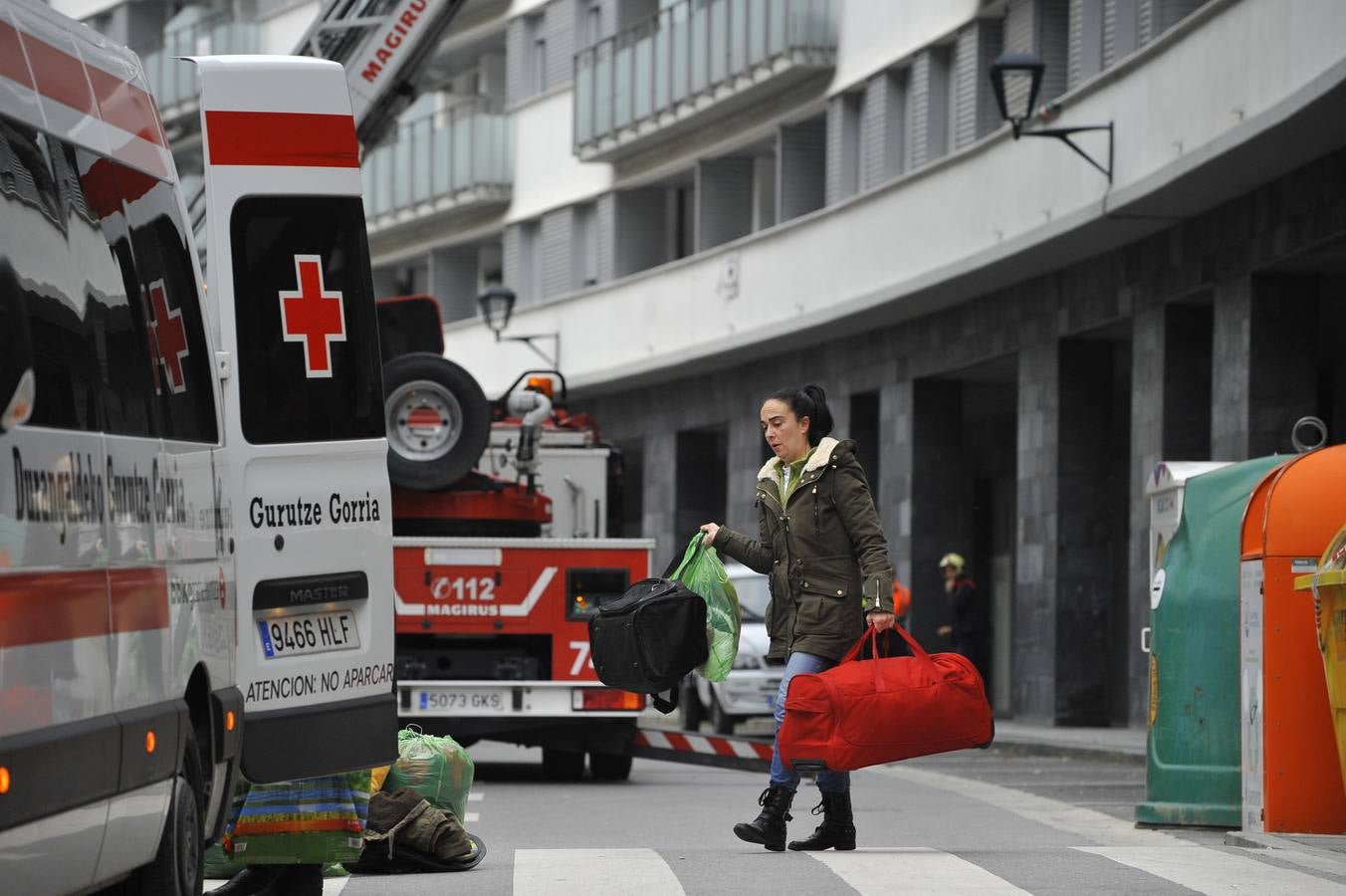 Los bomberos dirigen la recogida de enseres en Ondarroa