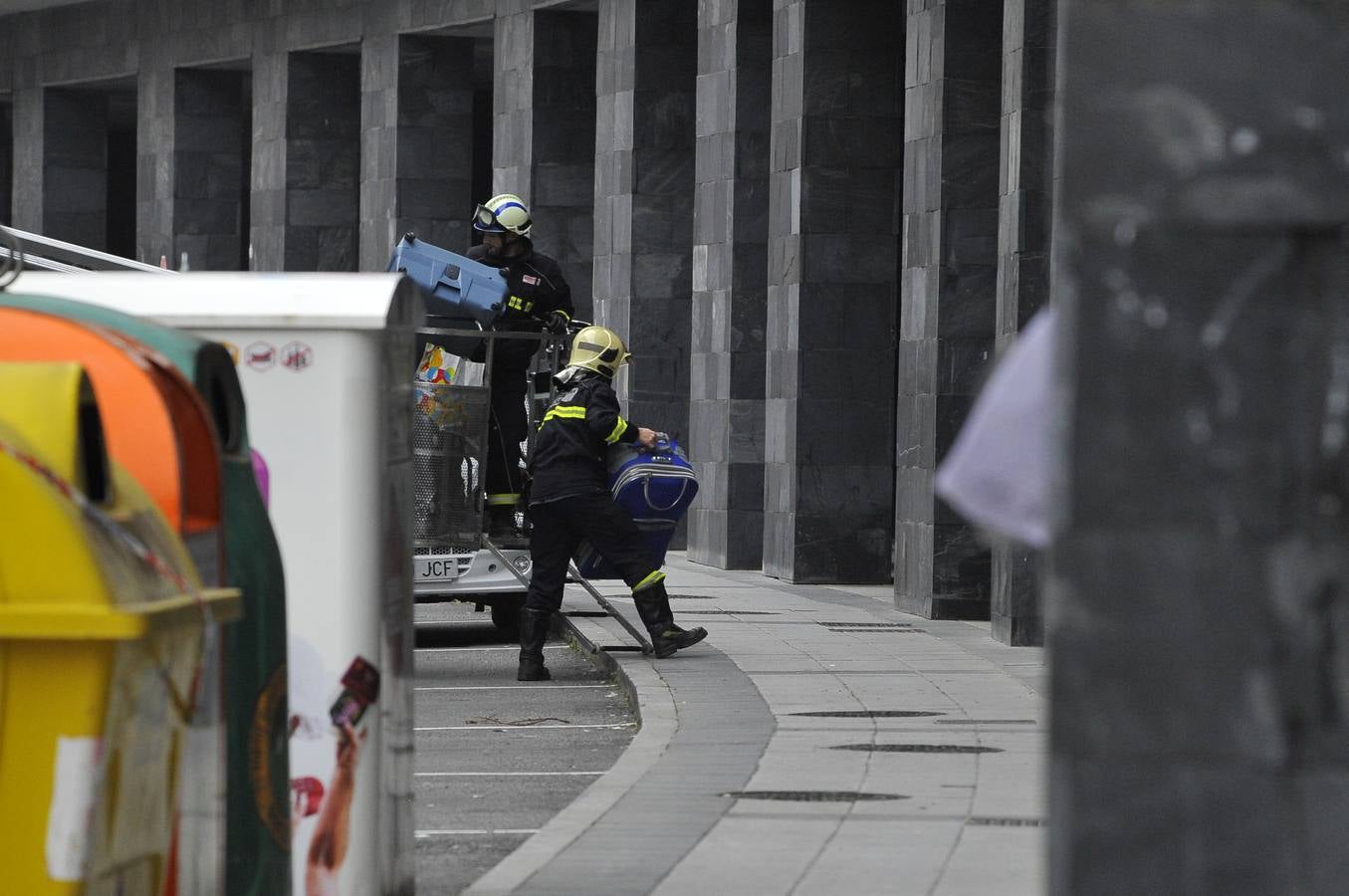 Los bomberos dirigen la recogida de enseres en Ondarroa