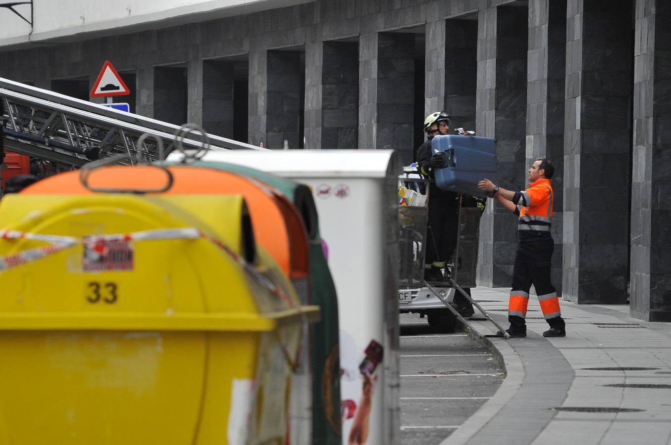 Los bomberos dirigen la recogida de enseres en Ondarroa