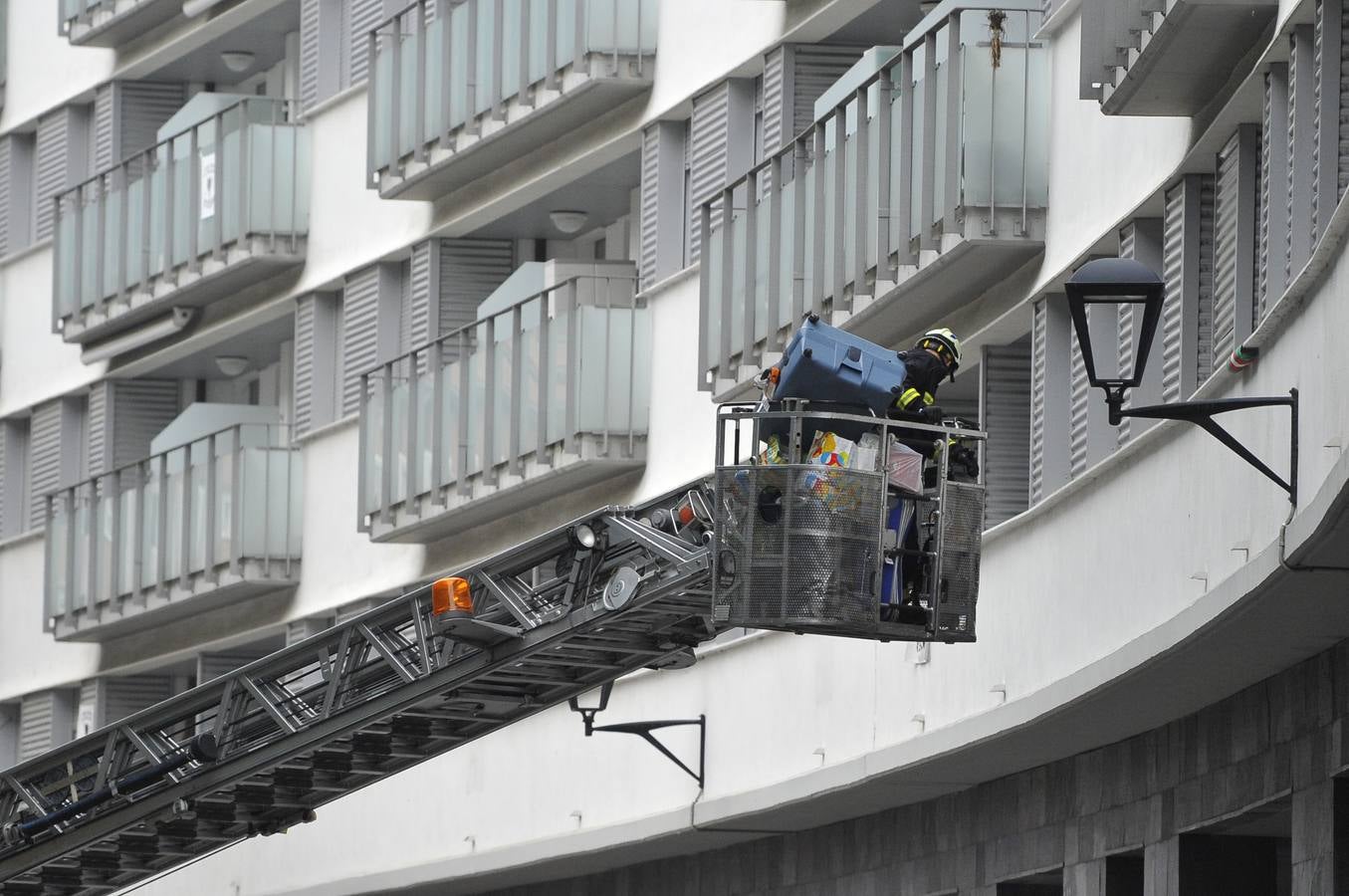 Los bomberos dirigen la recogida de enseres en Ondarroa