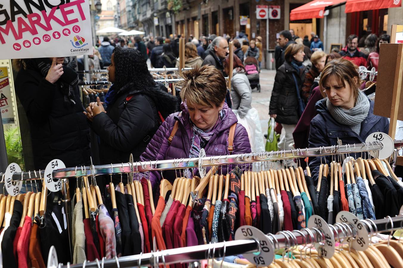 Las gangas aprovechan la tregua de la lluvia para tomar las calles de Bilbao