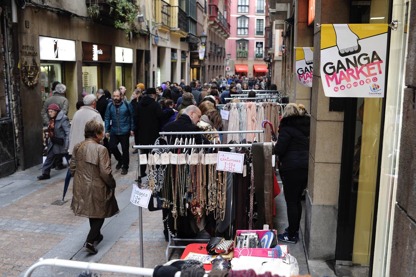 Las gangas aprovechan la tregua de la lluvia para tomar las calles de Bilbao