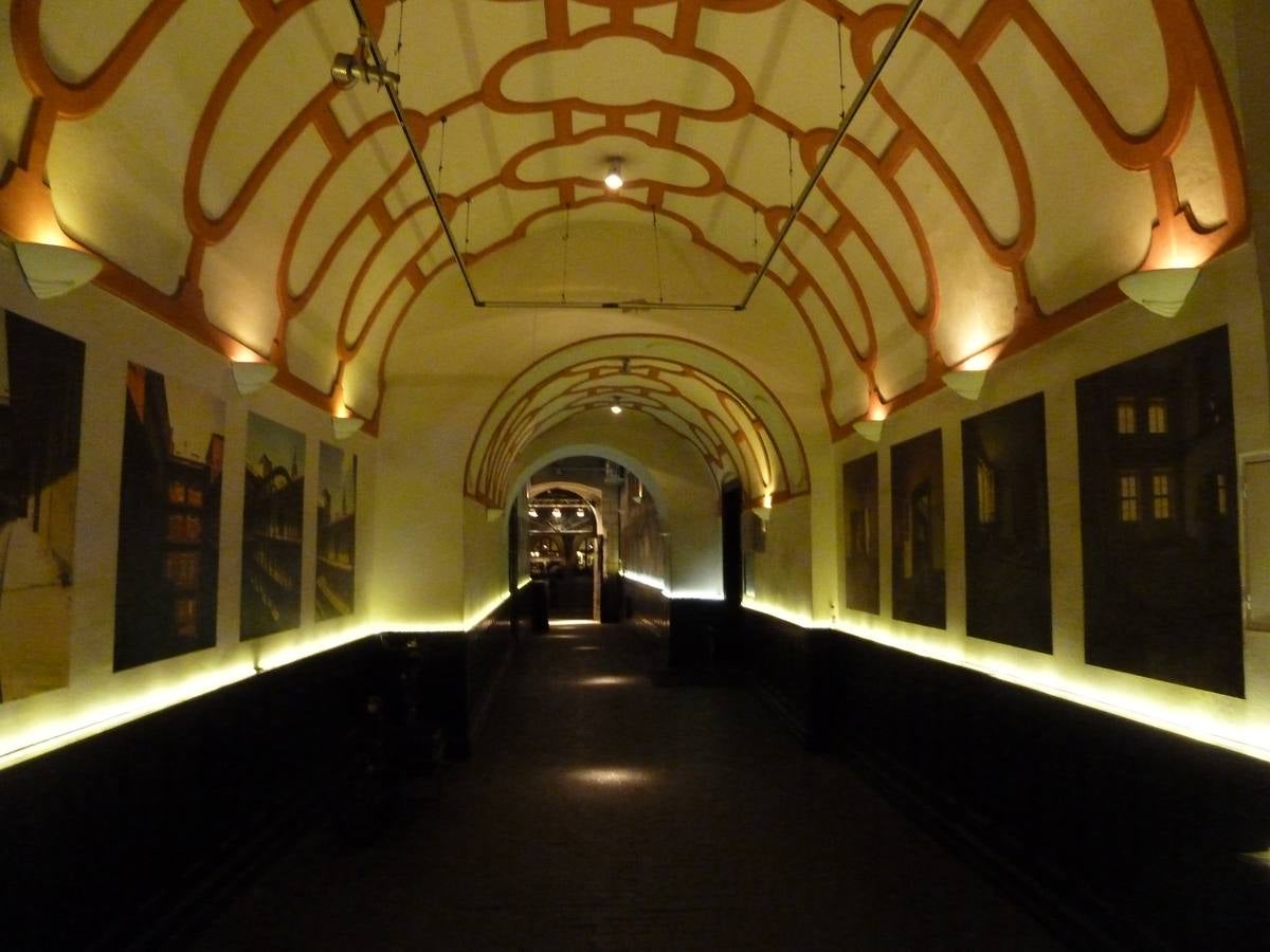 Galería de entrada a un café en el casco antiguo.