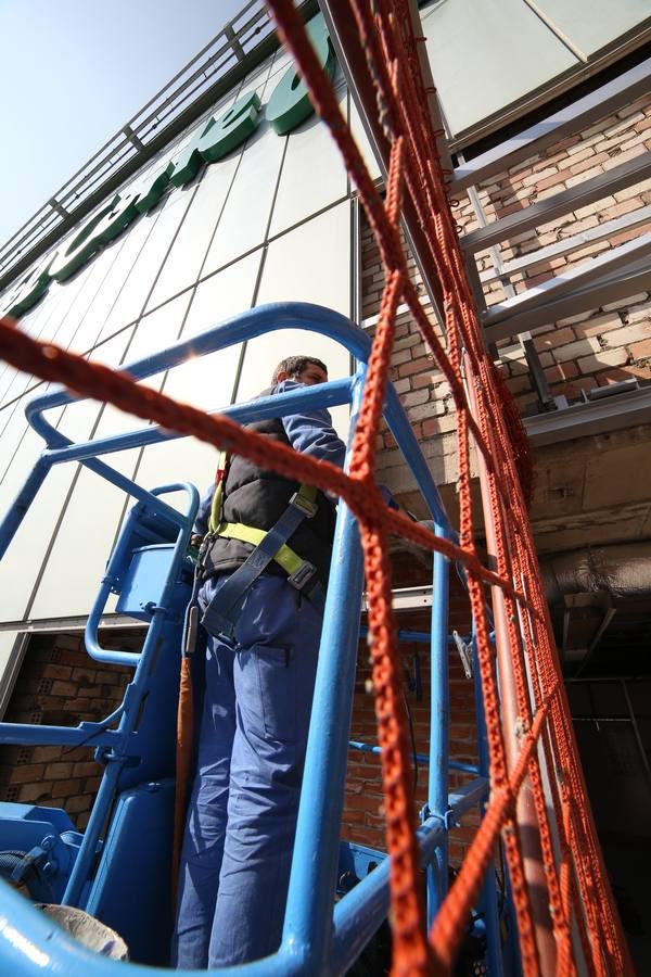 Instalación de la pasarela de El Corte Inglés