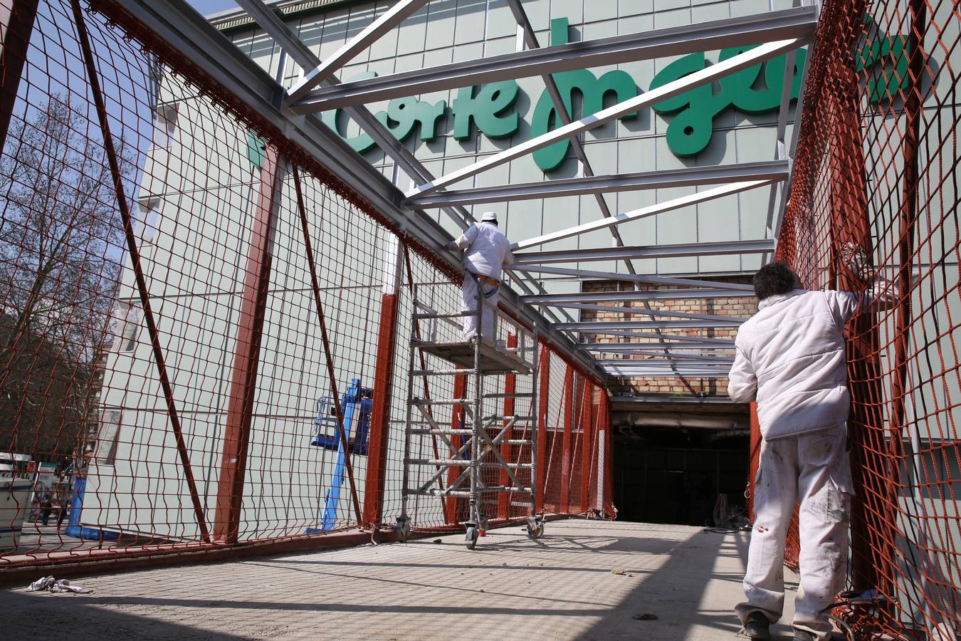 Instalación de la pasarela de El Corte Inglés