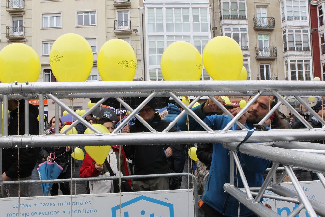 Un centenar de colectivos exigen en Vitoria el cierre definitivo de Garoña