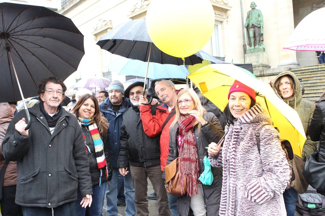Un centenar de colectivos exigen en Vitoria el cierre definitivo de Garoña