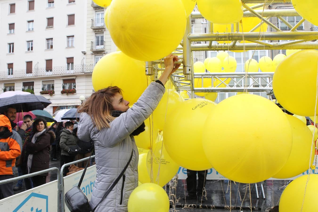 Un centenar de colectivos exigen en Vitoria el cierre definitivo de Garoña