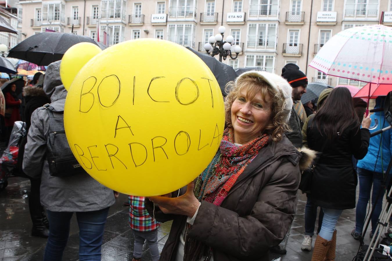 Un centenar de colectivos exigen en Vitoria el cierre definitivo de Garoña
