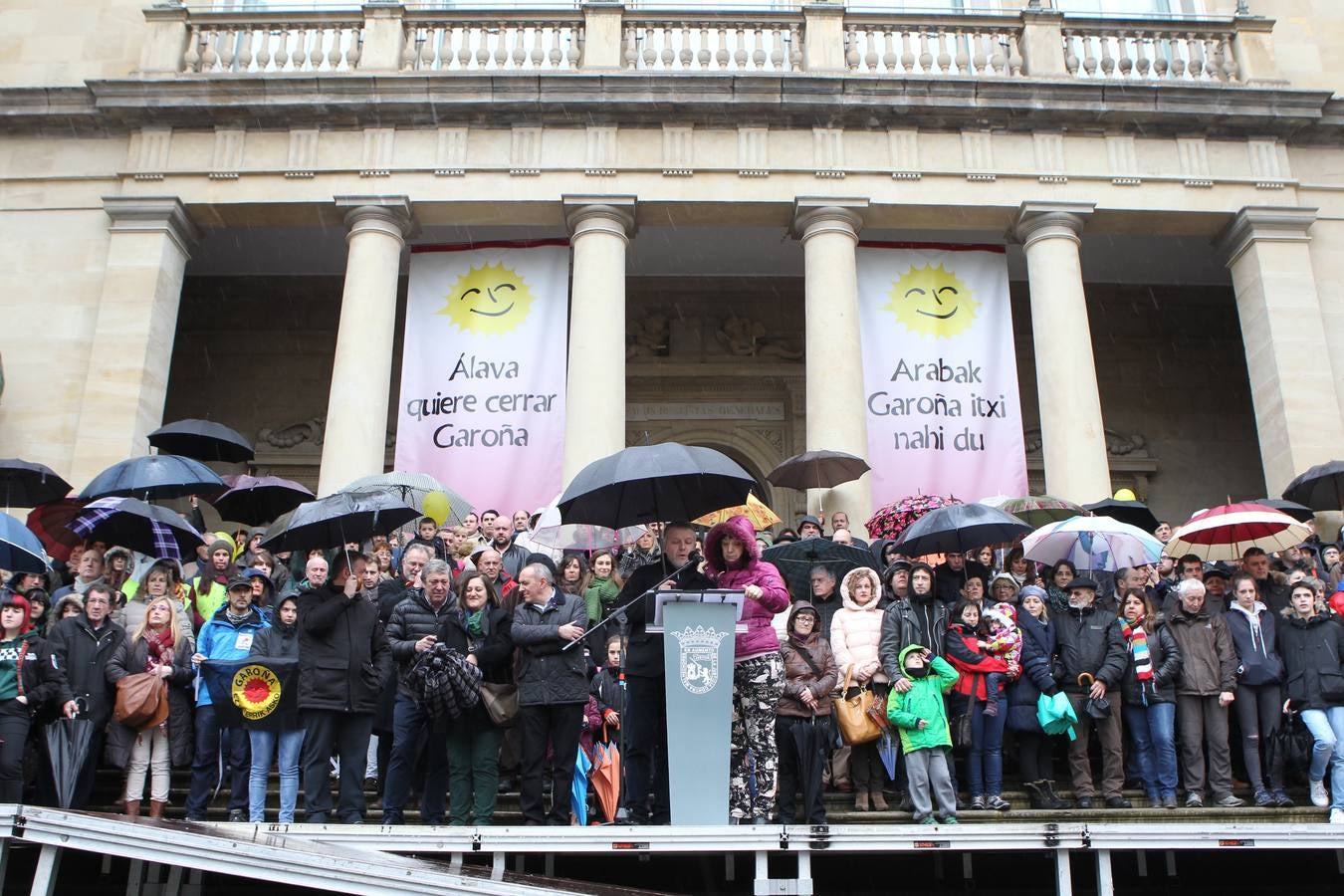 Un centenar de colectivos exigen en Vitoria el cierre definitivo de Garoña