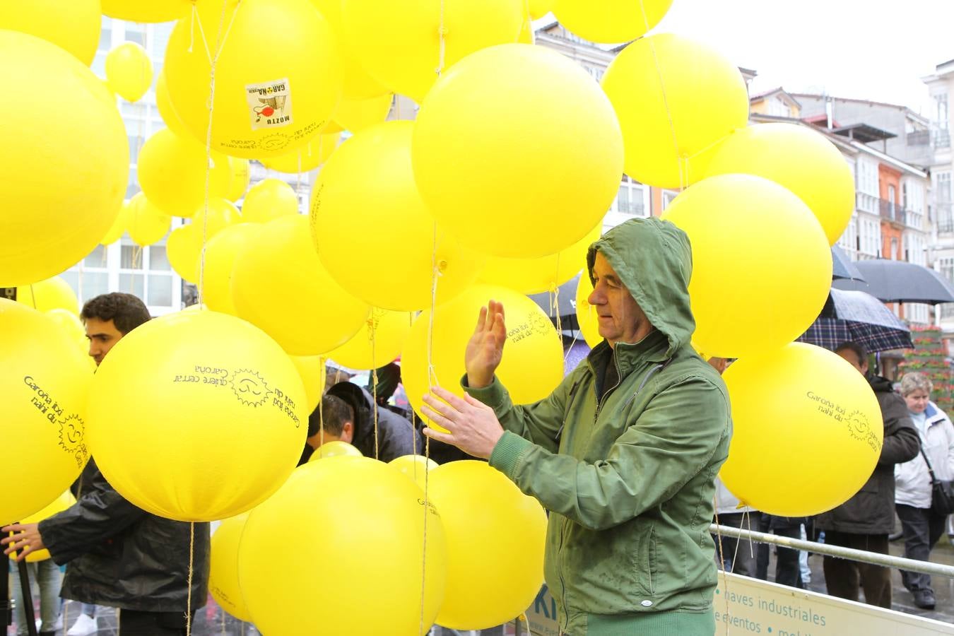 Un centenar de colectivos exigen en Vitoria el cierre definitivo de Garoña