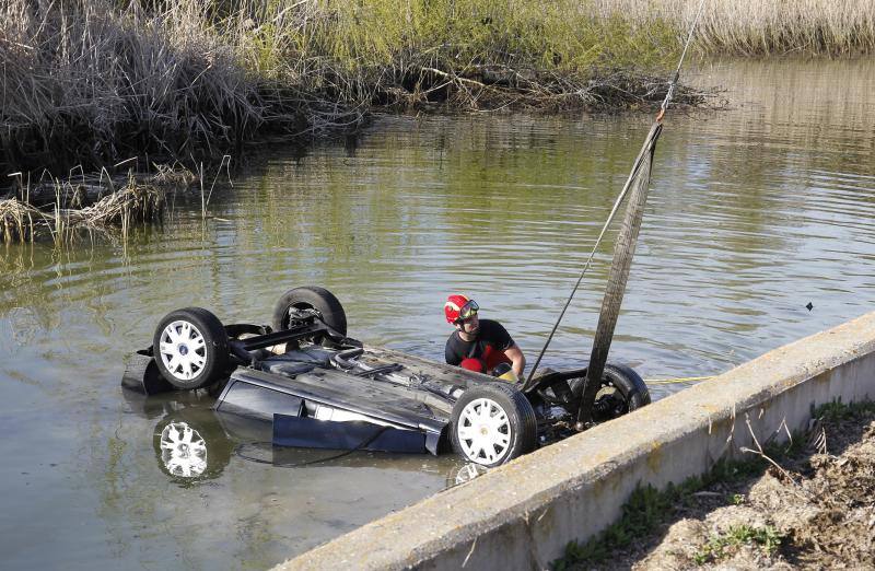 Mueren dos vizcaínos al caer al agua el coche en el que viajaban en Palencia