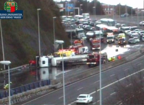 Monumental atasco en la A-8: Un camión cisterna vuelca a la altura de La Peña