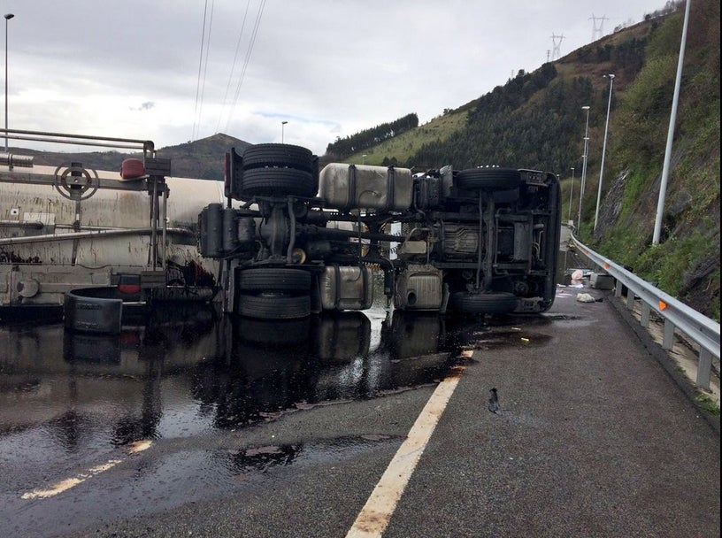 Monumental atasco en la A-8: Un camión cisterna vuelca a la altura de La Peña