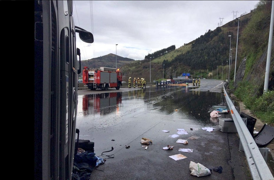 Monumental atasco en la A-8: Un camión cisterna vuelca a la altura de La Peña